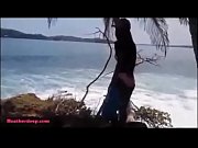 gostosa chupando no meio da praia.