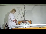 krankenschwester hilft alten patienten mit einem fick im kh