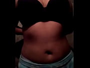 se quita la camisa y muestra sus ricas tetas