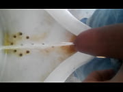 orinando en el bantilde_o