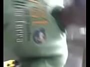 por baixo da saia dela