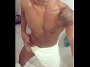 moreno seduzindo de toalha
