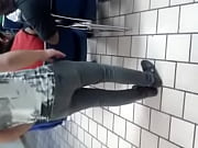 Chavo sexy en el banco