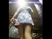 vestido primaveral en el ascensor