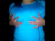 nena en ropa deportiva termina mojada
