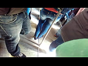 flaca nalgona en el camion