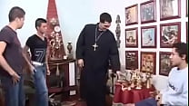 Padre dá DURO em coroinhas / Priest fucks altar... Thumbnail