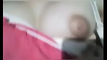 mostrando sus pequenas tetas
