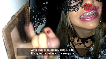 Cristina Almeida convida alguns fã_s desconhecidos para participar do Gloryhole 4 na cabine do cinema cine kratos no centro de sã_o paulo, ela xinga muito o seu marido corno enquanto ele filma ela tomando leitinho