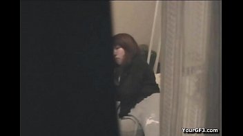 ひとり暮らしの女の子がオナニーしてるのをカーテン隙間から覗き見