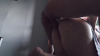 Los 2 mayordomos de la mansió_n quedaron grabados teniendo sexo en el cuarto de aseo cuando los dueñ_os viajan (increí_ble polla de é_l y hermoso culo de ella)