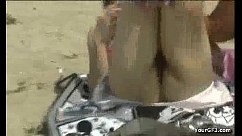 真昼間のビーチで日焼けしている素人娘を襲撃してビキニを剥ぎ取り！【隠し撮り】【水着】【エックスビデオ】【イタズラ】