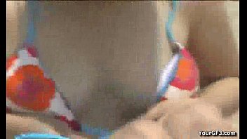 真昼間のビーチで日焼けしている素人娘を襲撃してビキニを剥ぎ取り！【隠し撮り】【水着】【エックスビデオ】【イタズラ】