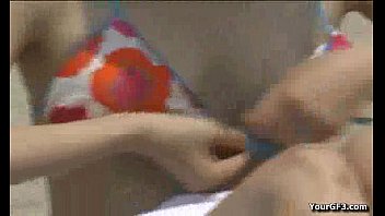 真昼間のビーチで日焼けしている素人娘を襲撃してビキニを剥ぎ取り！【隠し撮り】【水着】【エックスビデオ】【イタズラ】