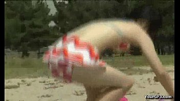 真昼間のビーチで日焼けしている素人娘を襲撃してビキニを剥ぎ取り！【隠し撮り】【水着】【エックスビデオ】【イタズラ】