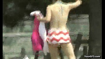 真昼間のビーチで日焼けしている素人娘を襲撃してビキニを剥ぎ取り！【隠し撮り】【水着】【エックスビデオ】【イタズラ】