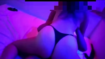 Esposinha novinha gemendo com amigo no motel e corno filmando, a camisinha escapa e ela continua sentando!