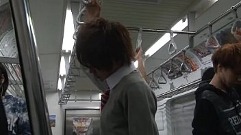 【ゲイ動画】電車の中で集団痴漢されるプリケツイケメン高校生