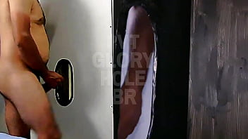 CAMINHONEIRO HETERO DOTADO UNCUT E RABUDO VEIO GOZAR NO GLORYHOLE COMPLETO NO RED XVIDEOS