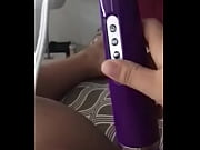 esposa jugando con su juguete