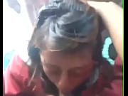 Periodiquera dando mamada y recibiendo leche en la boca. Periodiquera dando mamada y recibiendo leche en la boca. Thumbnail