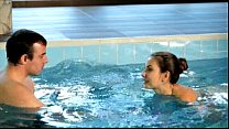 As panteras sexo com uma morena deliciosa no meio da piscina onde a morena começa devorando a cobra de seu macho com tudo