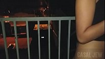 Minha esposa me fazendo um agrado enquanto dirigo, e ao chegar em casa a vagabunda quer ser fodida na varanda de casa .