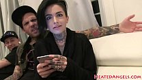 Chicas góticas mostrando tetas y traseros en BTS