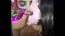 Débora Fantine and As Tequileiras Misteriosas kissing yummy