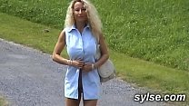 Exhib en parc avec gode et trio de 2 MILFs avec... Thumbnail