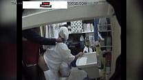 Motoboy has sex with restaurant cleaner between deliveries
