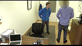 Novinho dando a bunda por dinheiro