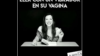 Leen libros mientras tienen vibrador