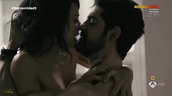 Sara Casasnovas en una escena de sexo en Sin Identidad