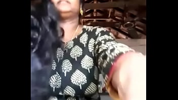 hot mallu aunty showing juicy tits