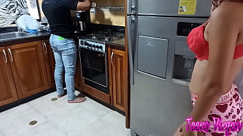 Tengo sexo con mi hermanastro en la cocina - mientras que mis padrastros salen de casa yo como puta caliente sedusco a mi hermanstro para que me folle  me llene mi coño de su esperma