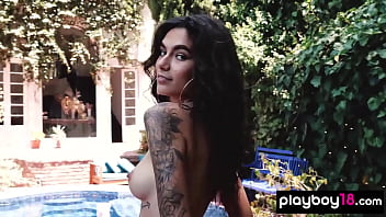 Hades tatuou toda a beleza latina natural mostrando sua buceta peluda ao ar livre