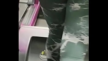 Se mete el leggins y se sube la playera, para que le vea como se le marca la tanguita 1