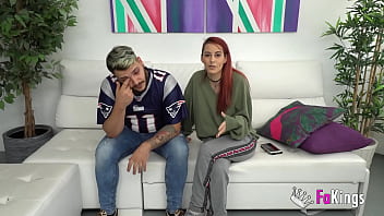 Casal espanhol tímido faz sua estreia no pornô. Ela é uma deusa ruiva perfeita!