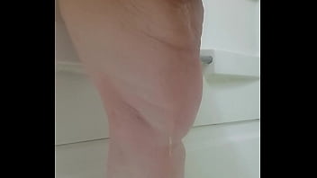 Evaporatedmilker BBW peeing in shower