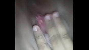 Tocandome la vagina