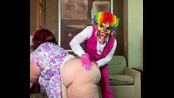 Natalie Kinky visita o circo pela primeira vez e se diverte