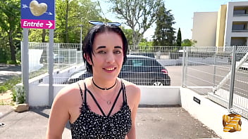 Leila, 18 ans et coquine, fait son premier porno 1080p