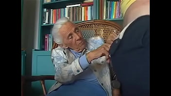 Vovó de 92 anos chupando pau de neto.