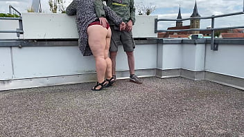 Couldn&#039_t resist and cum from MILF&#039_s gorgeous parking lot handjob