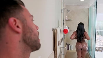 BANGBROS - Seth Gamble procurando um pouco de açúcar mascavo, encontra na forma de um deleite de ébano curvilíneo Aryana Adin