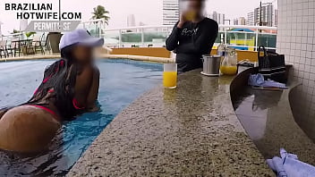 ESPOSA SAFADA FICA EMPINANDO A BUNDA NA PISCINA PARA O GARÇOM - COMPLETO NO RED