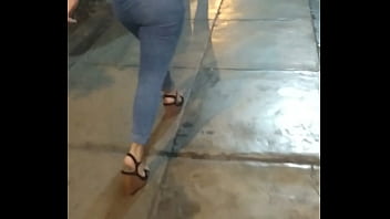 Culona peruana andando de jeans