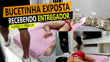 Cristina Almeida com o marido recebendo entregador de uma maneira diferente.