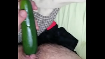 Rico pepino por el culo